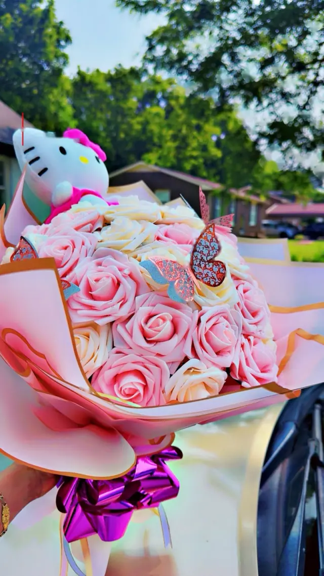 Ramo de rosas rosas y crema con mariposas