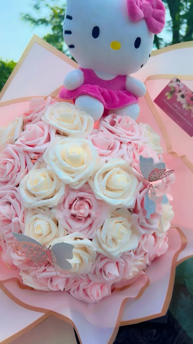 Ramo de rosas rosas y crema con un peluche