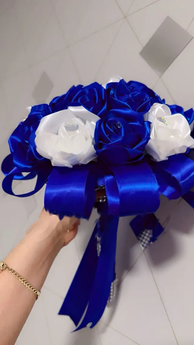 Ramo de rosas azul rey y blancas con listones