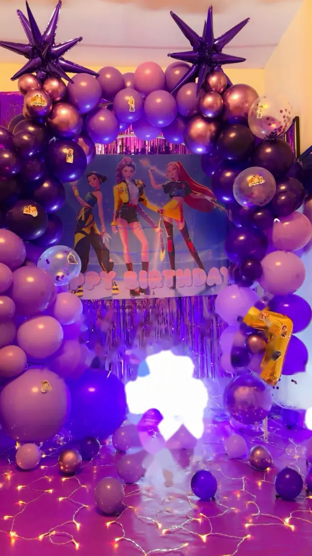 Arco de globos morados y plateados con cortina brillante