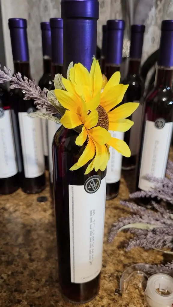 Botellas decoradas con un girasol y lavanda