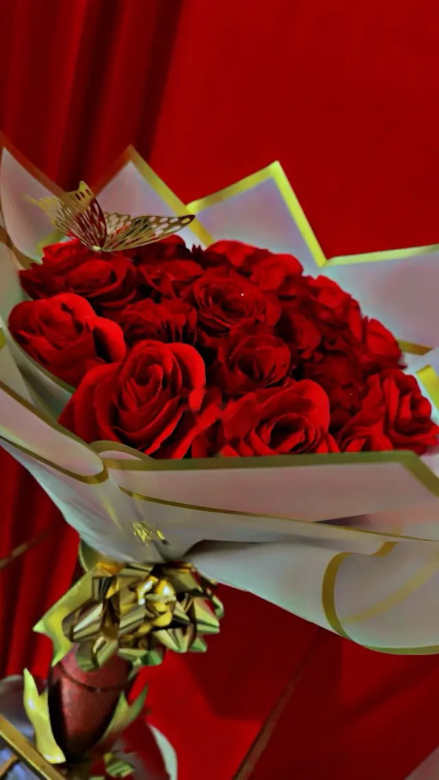 Ramo grande de rosas rojas con mariposa dorada